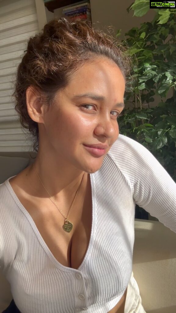 Aisha Sharma Instagram - #skincarewithaisha Sundays are for skincare . Cleaner pores , facial at home and being able to see the debris and gunk in the waste chamber , yes please 😍😍😳😳.Technology never ceases to amaze me and I am all for skincare tools that work and you can use in comfort of your home . This is #glofacial by @beautybio #nofilterneeded #nomakeup #justrealskin #skincareroutine