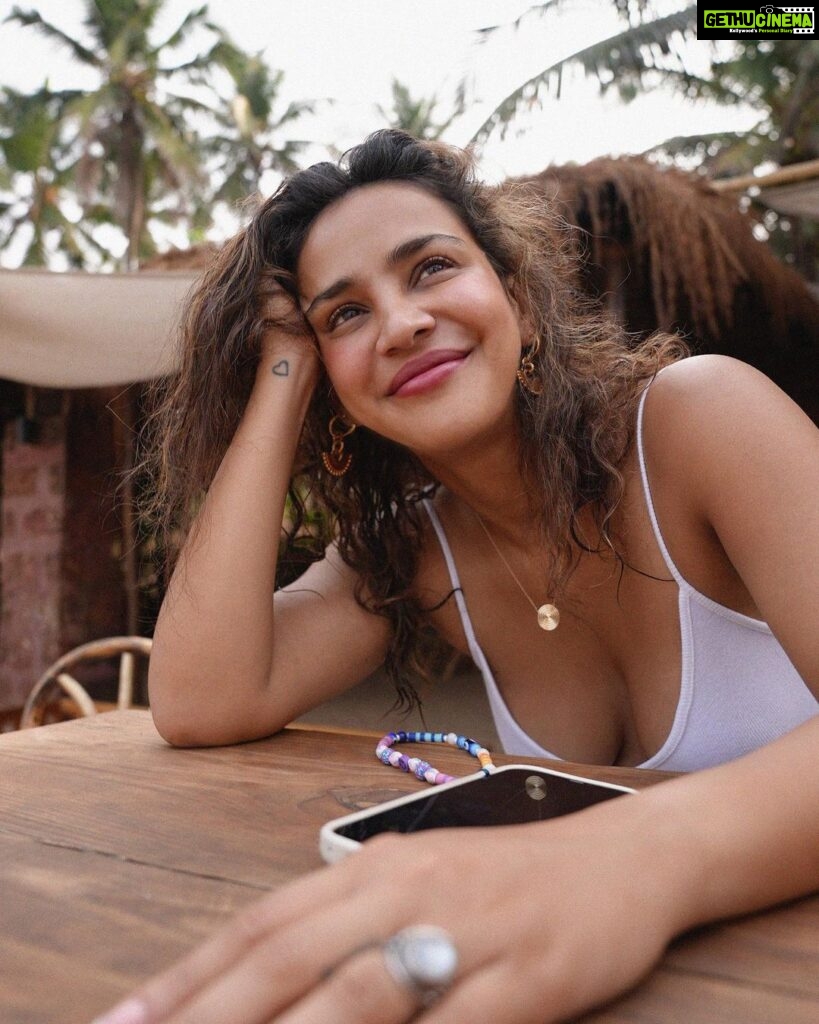 Aisha Sharma Instagram - Wearing your personality on your sleeve is the fastest way to attract birds of a feather. #weekend #weekendvibes #photo #photooftheday #travel #travelgram Goa