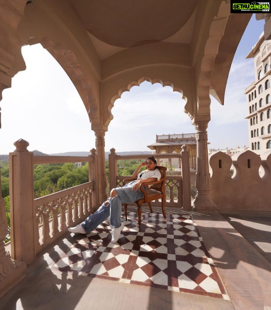 Aisha Sharma Instagram - All hail the muse! #sunday #sundayvibes #photo #photooftheday #travelgram #travel #aishatravels Fairmont Jaipur