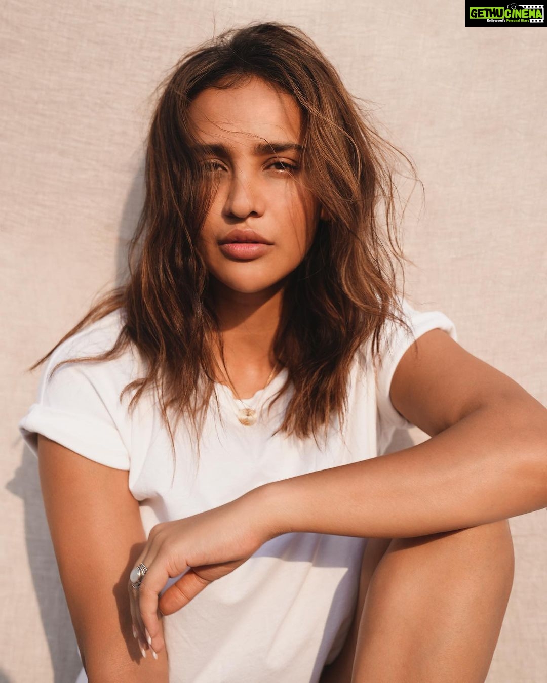 Aisha Sharma Instagram - Brilliant downloads are here 😉 📸 & Hair - @mikedesir #sunday #sundayfunday #sundayvibes #easter #photo #photoshoot #photograph