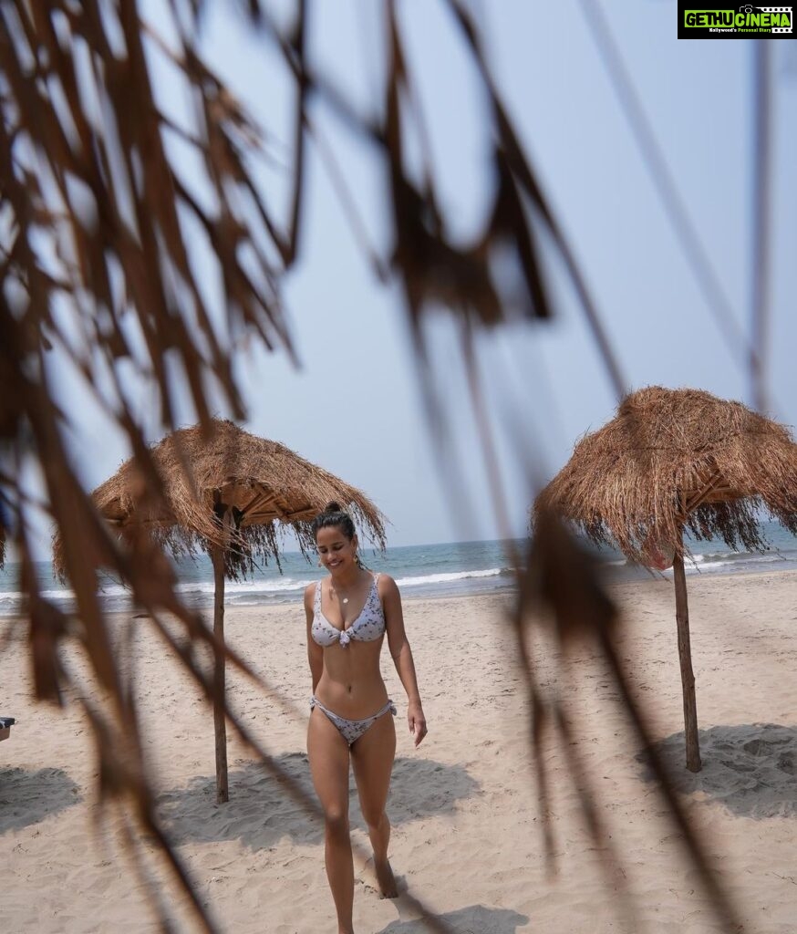 Aisha Sharma Instagram - Monday blues .. what blues 🙊😜 #monday #beach #beachbum #beachlife