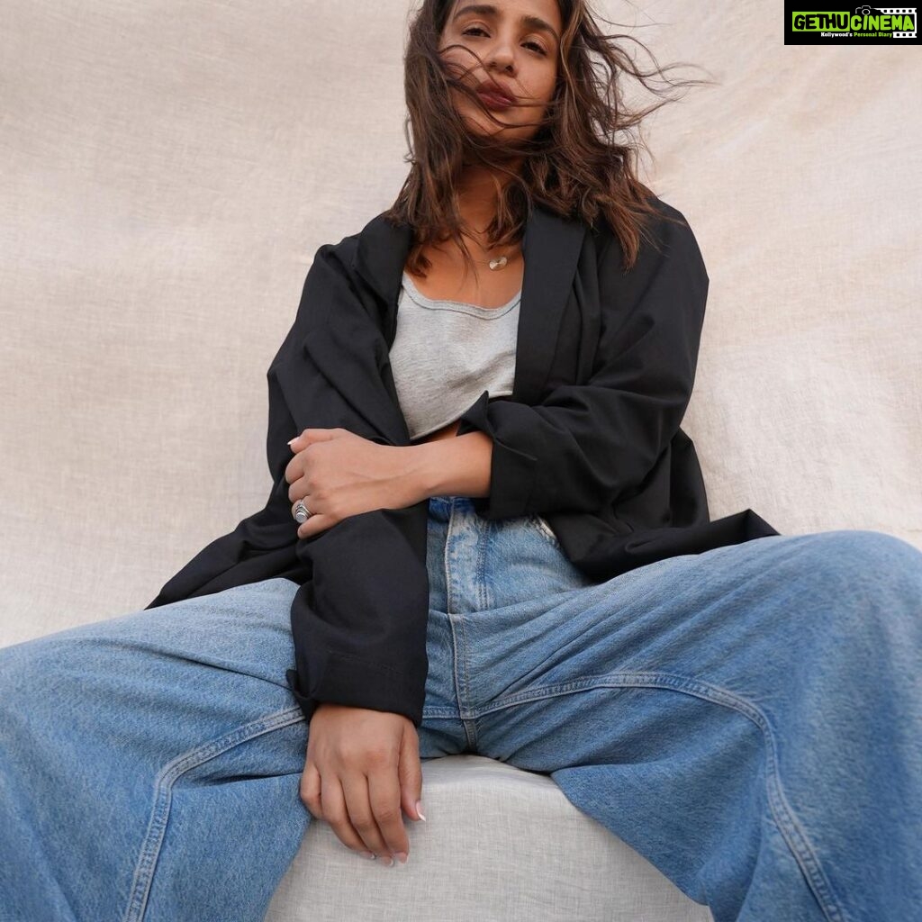 Aisha Sharma Instagram - Its not often that I work with someone and my mind is blown by the sheer talent of the person. Mike behind the camera is just that. Enticing ,brilliant & passionate .Sharing an image that’s effortlessly me . 📸- @mikedesir Styling - Jacket - photographers own . Denims - @freepeople Necklace- @alicepierrejewelry #photography #effortlesschic #image #photograph #denims