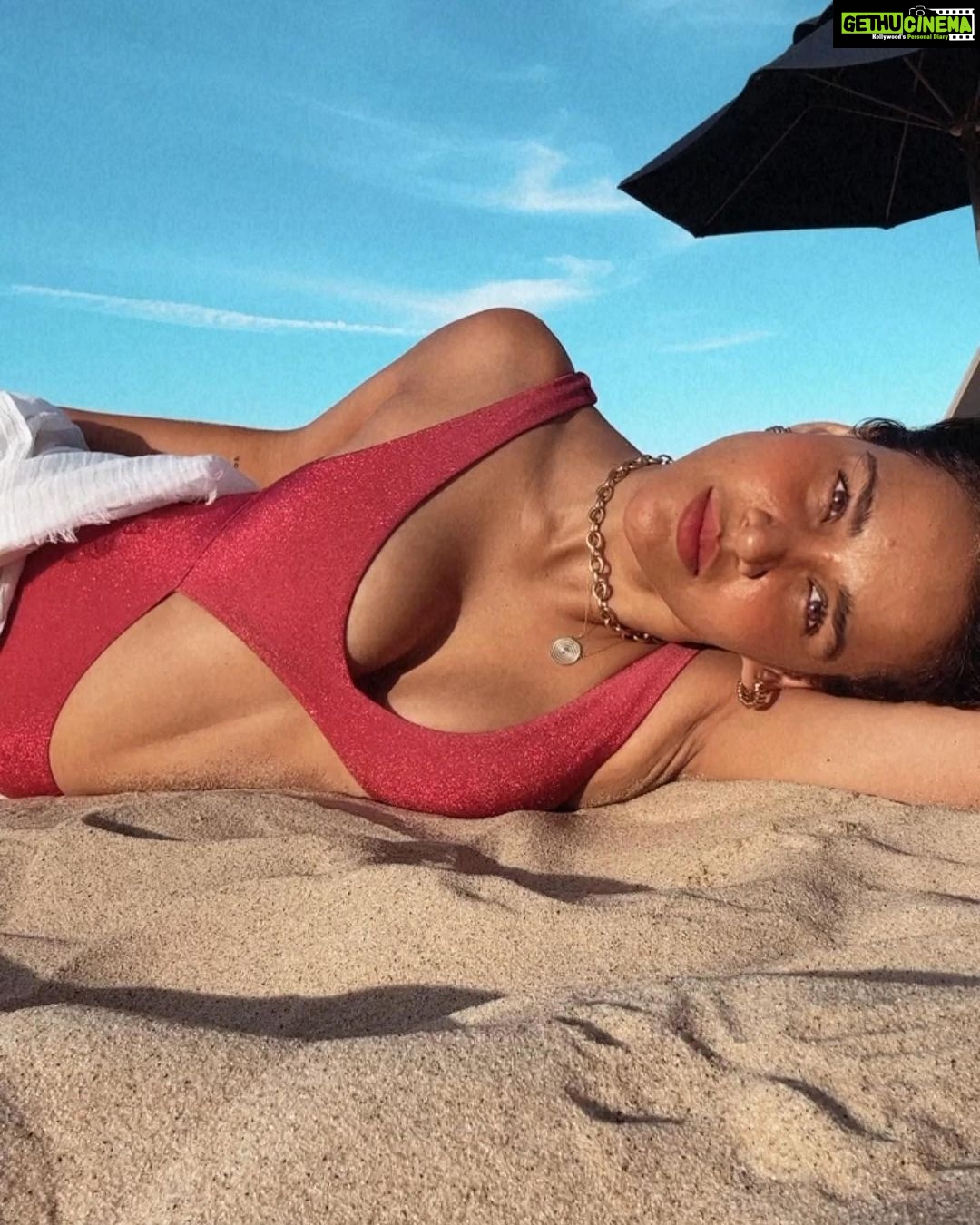 Aisha Sharma Instagram - Don’t widen but narrow your viewfinder! Sometimes what you are looking for is right infront of you . Cape Cod