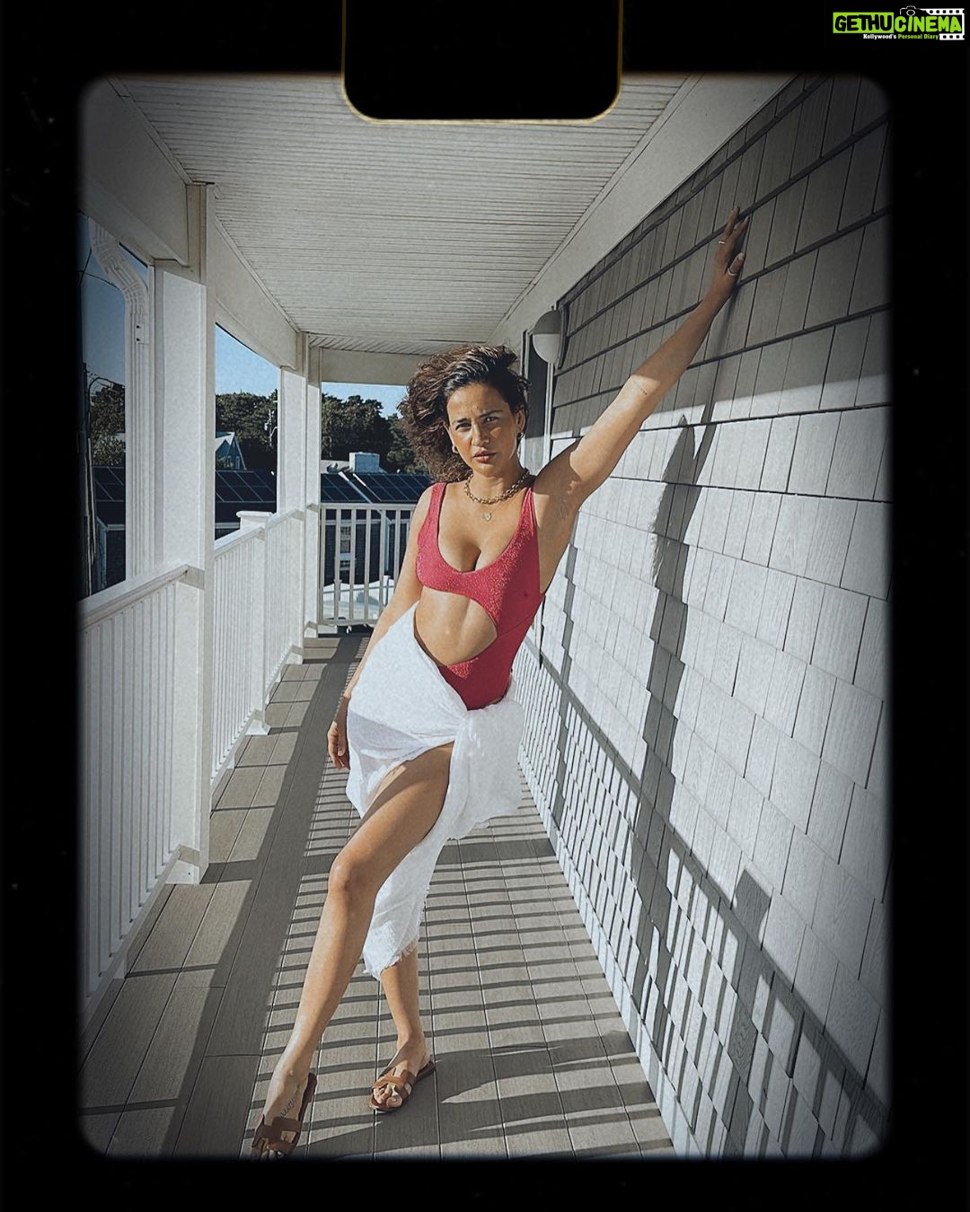 Aisha Sharma Instagram - Don’t widen but narrow your viewfinder! Sometimes what you are looking for is right infront of you . Cape Cod