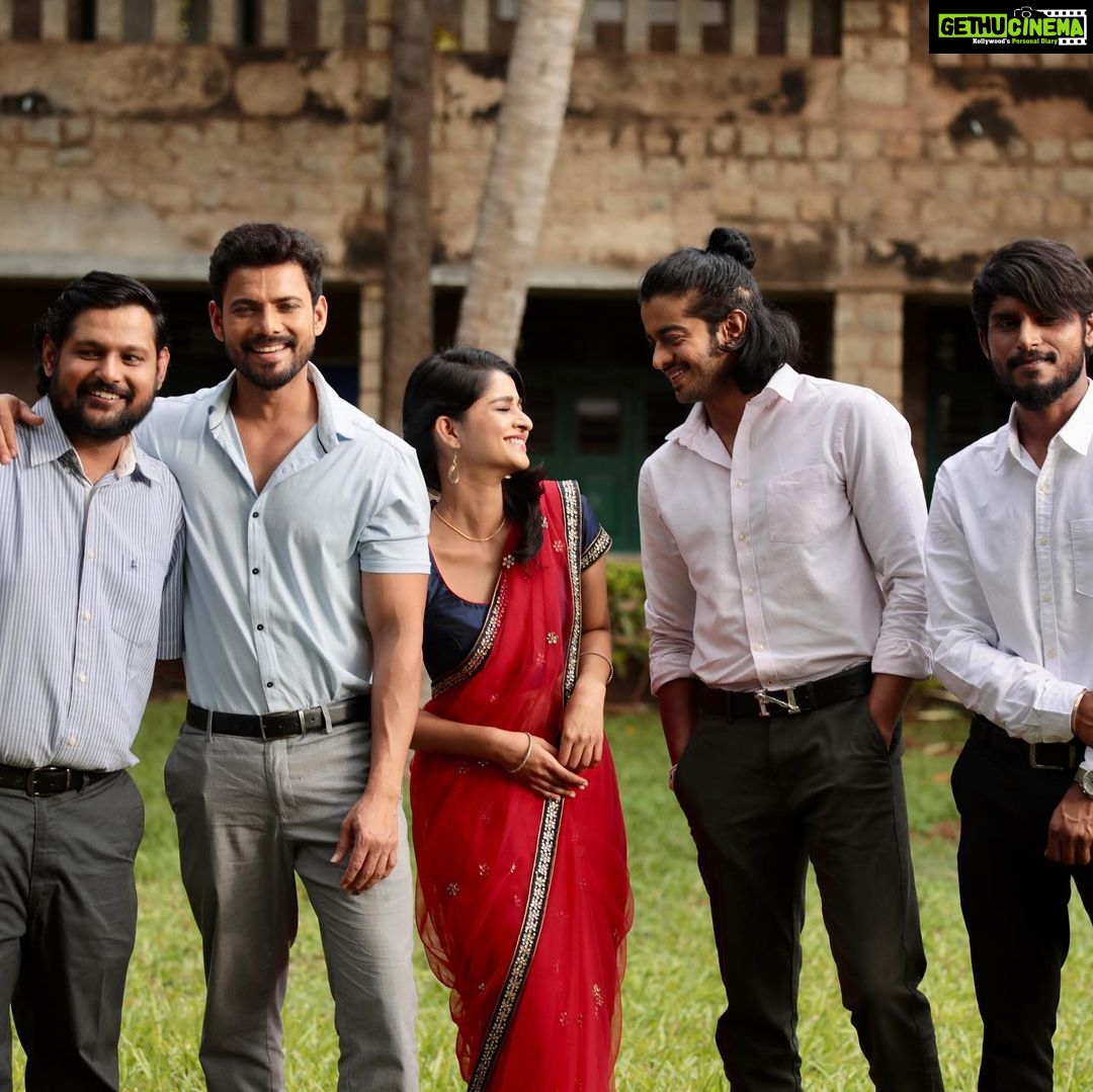 Aishani Shetty Instagram - Stages of getting the perfect graduation day picture! #mechanicalengineering Swipe to see the final photo! My favourite is the last but one! @praveentejofficial and @anirudhacharya44 ‘s expression! What do you think they’re saying? #hondisibareyiri releasing this Feb 10th!