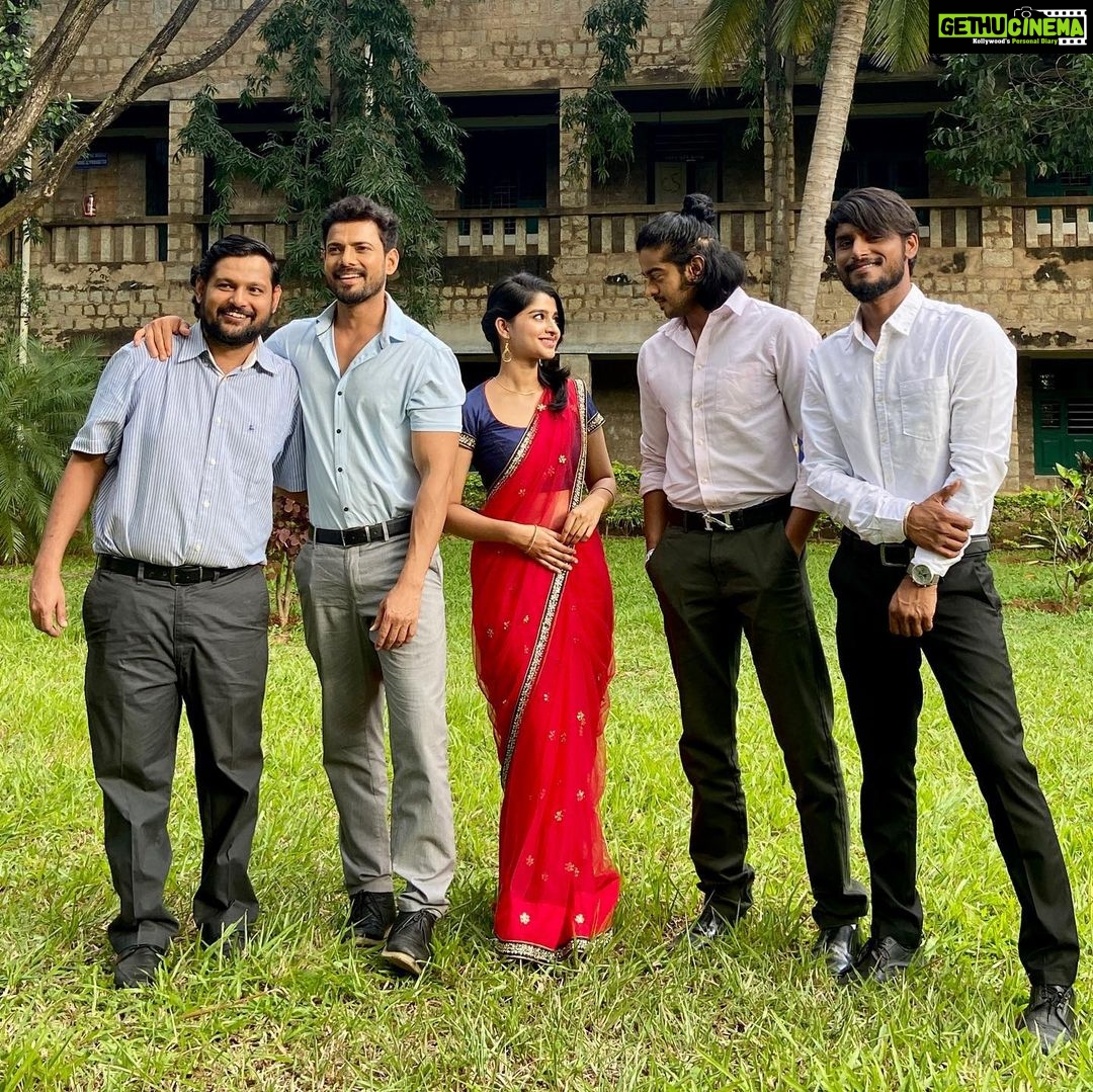 Aishani Shetty Instagram - Stages of getting the perfect graduation day picture! #mechanicalengineering Swipe to see the final photo! My favourite is the last but one! @praveentejofficial and @anirudhacharya44 ‘s expression! What do you think they’re saying? #hondisibareyiri releasing this Feb 10th!