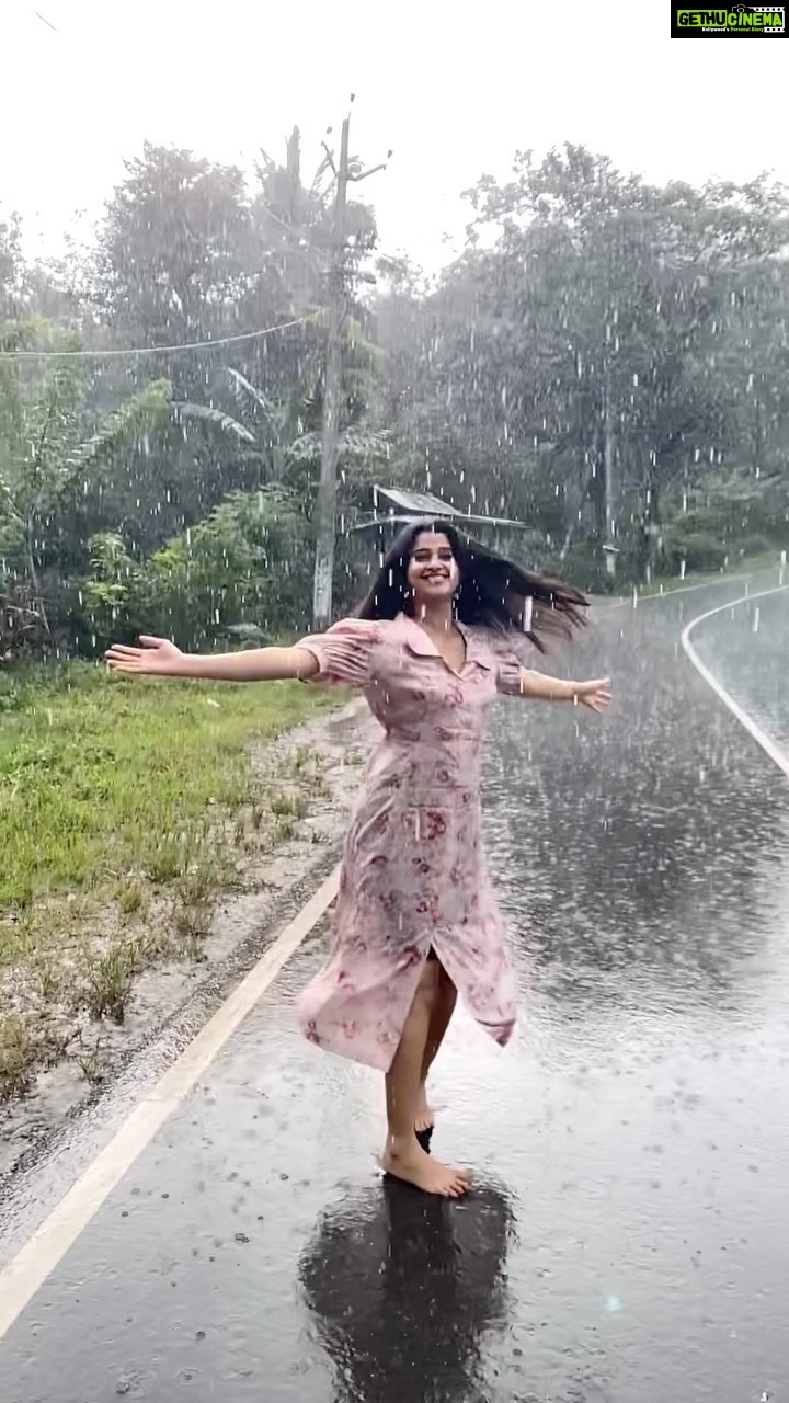 Aishani Shetty Instagram - Allow yourself to just be. To be with your breath, your thoughts, the blue sky, the trees, the rain, the sunshine 🤍