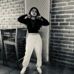 Aishani Shetty Instagram - Stages of posing: 1. Cool 2. Ubercool 3. Just one more 4. Okay let’s stop now. I’m too embarrassed 😬 📷 @ekandur