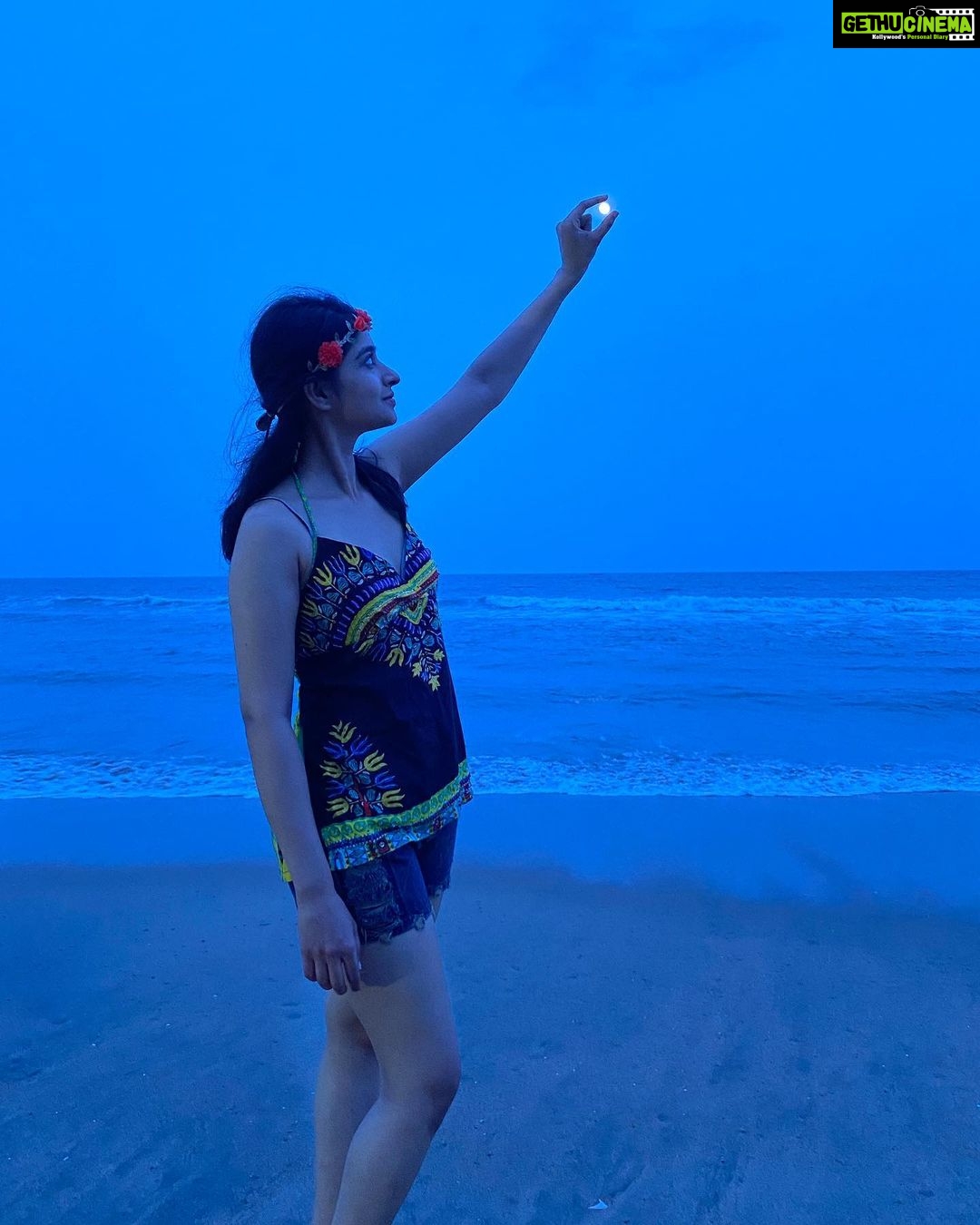 Aishani Shetty Instagram - Reaching for the moon 💙