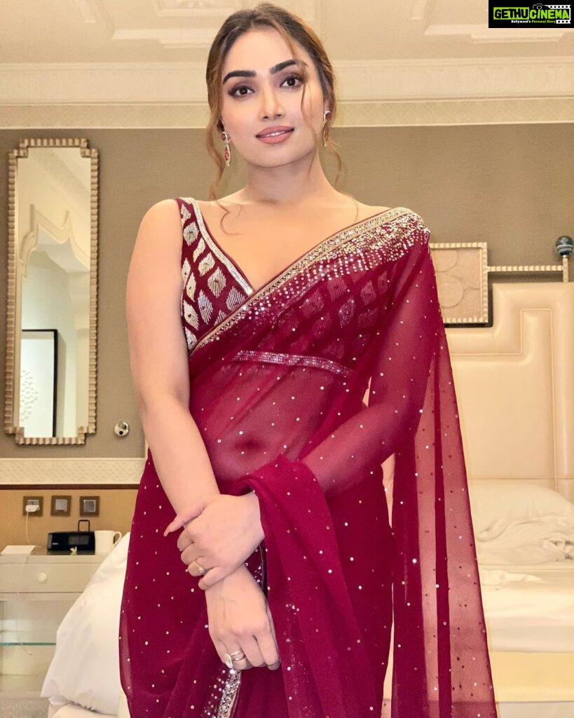 Aishwarya Devan Instagram - Life isn’t perfect…but my sari draping can be ! 😉 . #tb #indianwedding #galanight #sareelove #indianwear #uae #waldorfastoria Waldorf Astoria Ras Al Khaimah