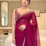 Aishwarya Devan Instagram - Life isn’t perfect…but my sari draping can be ! 😉 . #tb #indianwedding #galanight #sareelove #indianwear #uae #waldorfastoria Waldorf Astoria Ras Al Khaimah
