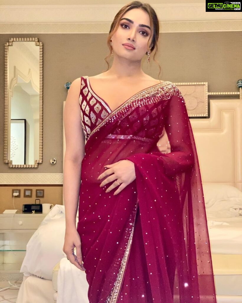 Aishwarya Devan Instagram - Life isn’t perfect…but my sari draping can be ! 😉 . #tb #indianwedding #galanight #sareelove #indianwear #uae #waldorfastoria Waldorf Astoria Ras Al Khaimah