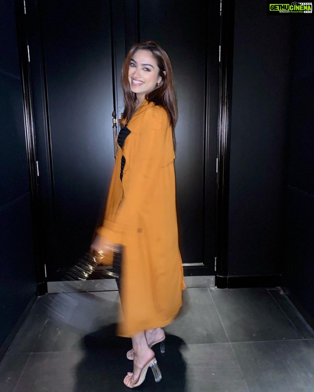 Aishwarya Devan Instagram - 🖤 Q's Bar & Lounge at Palazzo Versace Dubai