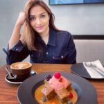 Aishwarya Devan Instagram - Tell me everything about you. You can go on for hours , I don’t mind ☺️ . #coffeelover #mondate #instapic Joe's Cafe Dubai