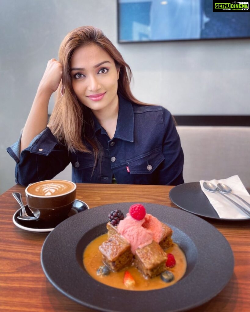 Aishwarya Devan Instagram - Tell me everything about you. You can go on for hours , I don’t mind ☺️ . #coffeelover #mondate #instapic Joe's Cafe Dubai