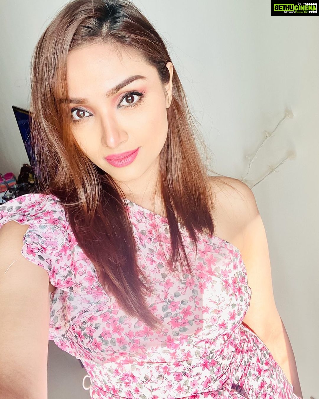 Aishwarya Devan Instagram - ๐๐๐กโ๐๐โ ๐๐ข๐ก ๐๐๐ฃ๐ ๐๐๐ ๐ฆ๐๐ข ๐ . #wednesdaythoughts #pinklove #instapic