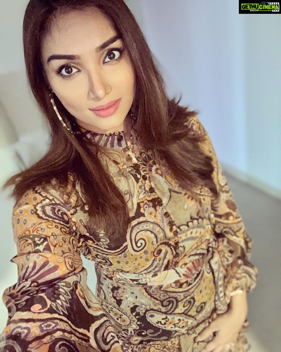 Aishwarya Devan Instagram - 🍫🍫🍫 #fridayvibes Dubai United Arab Emirates