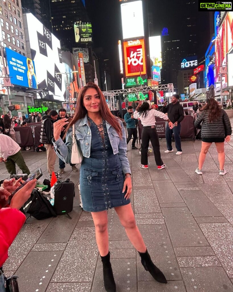 Aishwarya Devan Instagram - #newyork #broadwaynyc #usa🇺🇸 #instapic