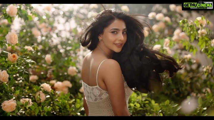 Aishwarya Lekshmi Instagram - When it comes to nourishing your hair choose cold pressed KLF Nirmal Virgin Naturals coconut oil. Fresh coconuts cold pressed to perfection with all the goodness locked in to ensure that your hair becomes your crowning glory. Agency : Maitri Advertising Works Pvt. Ltd. @maitriworks Managing Director: Raju Menon @menon_raju Director - Ideation: Venugopal R Nair @writerer Brand Consultant : @sparkconsultingcochin Production House: V Eye Films Director: Vinod AK Producer: Jency S S DOP: Anend C Chandran #klfnirmal #nirmalvco #upgradetocoldpressed #virginnaturalscoconutoil #coldpressed #aishwaryalekshmi #coconutcare #healthyhair #softskin
