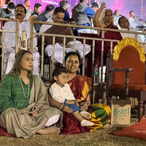 Aishwarya R. Dhanush Instagram - ‪All about yesterday n today was sheer spiritual ways n family’s grace 🙏🏼✨blessings of shiva #annamalaiyaar in abundance while my periyappa turning 80 n my cousin turned 60! #peace #love #family #guru #god 💙✨‬