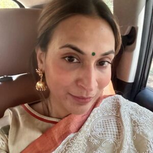 Aishwarya R. Dhanush Instagram - ‪All about yesterday n today was sheer spiritual ways n family’s grace 🙏🏼✨blessings of shiva #annamalaiyaar in abundance while my periyappa turning 80 n my cousin turned 60! #peace #love #family #guru #god 💙✨‬