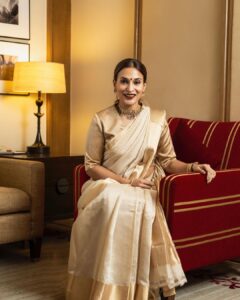 Aishwarya R. Dhanush Instagram - Feeling full pre #pongal mood 🌾🌞🌻 and our south vibe in sari mode ! 
Sari : @raw_mango 
Jewellery: @stylorisilver 
Styled by @pallavi_85 @openhousestudio.in 
Photographer: @sunkeerthi 
Edited by @palaniappansubramanyam
Makeup & hair : @makeup_makeitallup 
Drape artist: @pleatz_drape_artist
