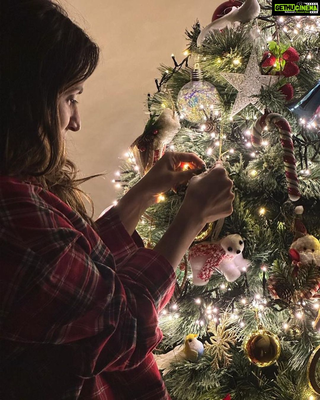 Aishwarya R. Dhanush Instagram - Just couldn’t wait until the 27th…it is that time of the year when you feel only cheer ….🎄✨