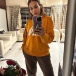 Aishwarya R. Dhanush Instagram - 🪞 mirror Flower🌼 Music 🎶 lover Always reflecting positive power ⚡️#just #weekendvibes @apple