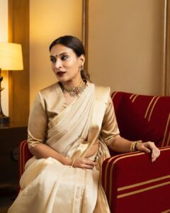 Aishwarya R. Dhanush Instagram - Feeling full pre #pongal mood 🌾🌞🌻 and our south vibe in sari mode ! 
Sari : @raw_mango 
Jewellery: @stylorisilver 
Styled by @pallavi_85 @openhousestudio.in 
Photographer: @sunkeerthi 
Edited by @palaniappansubramanyam
Makeup & hair : @makeup_makeitallup 
Drape artist: @pleatz_drape_artist