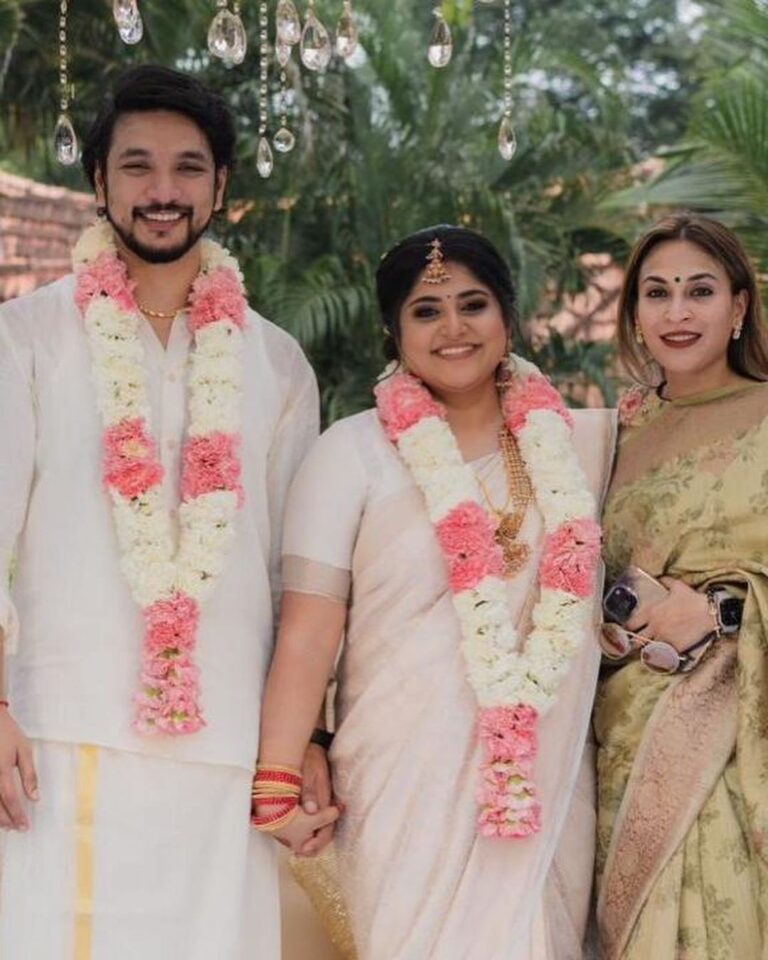 Aishwarya R. Dhanush Instagram - Perfect wedding Perfect match Perfect smiles and hugs When you are at a wedding where you are there as the bride’s and the groom’s side is sheer joy ! Wishing my dear @gauthamramkarthik and @manjimamohan a world of happiness through this beautiful journey they have begun with such simplicity maturity and class #friendslikefamily❤️