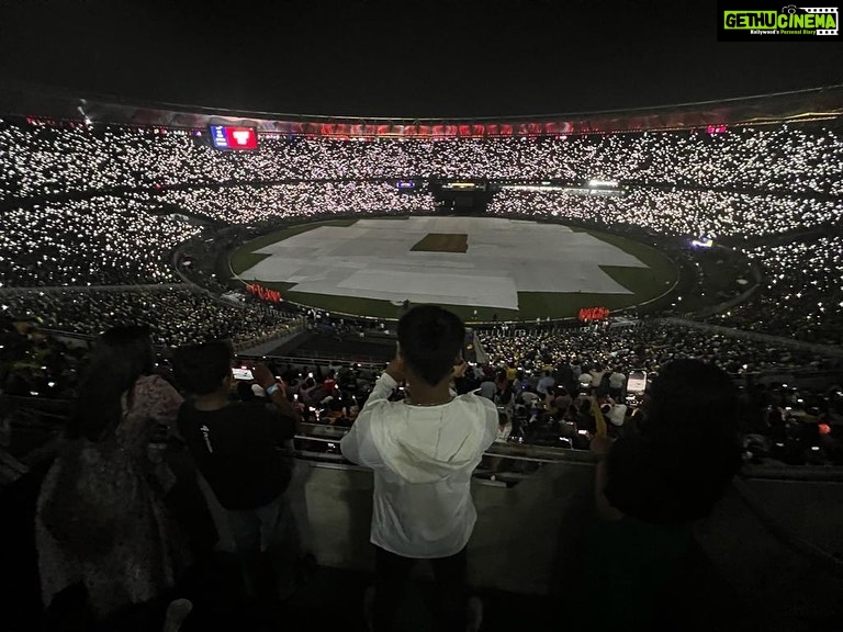 Aishwarya R. Dhanush Instagram - Everything about last night was LIT 🔥 the sky,the stadium,my heart ! #CSK #ipl2023 #mommymoments❤️ #makingmemories