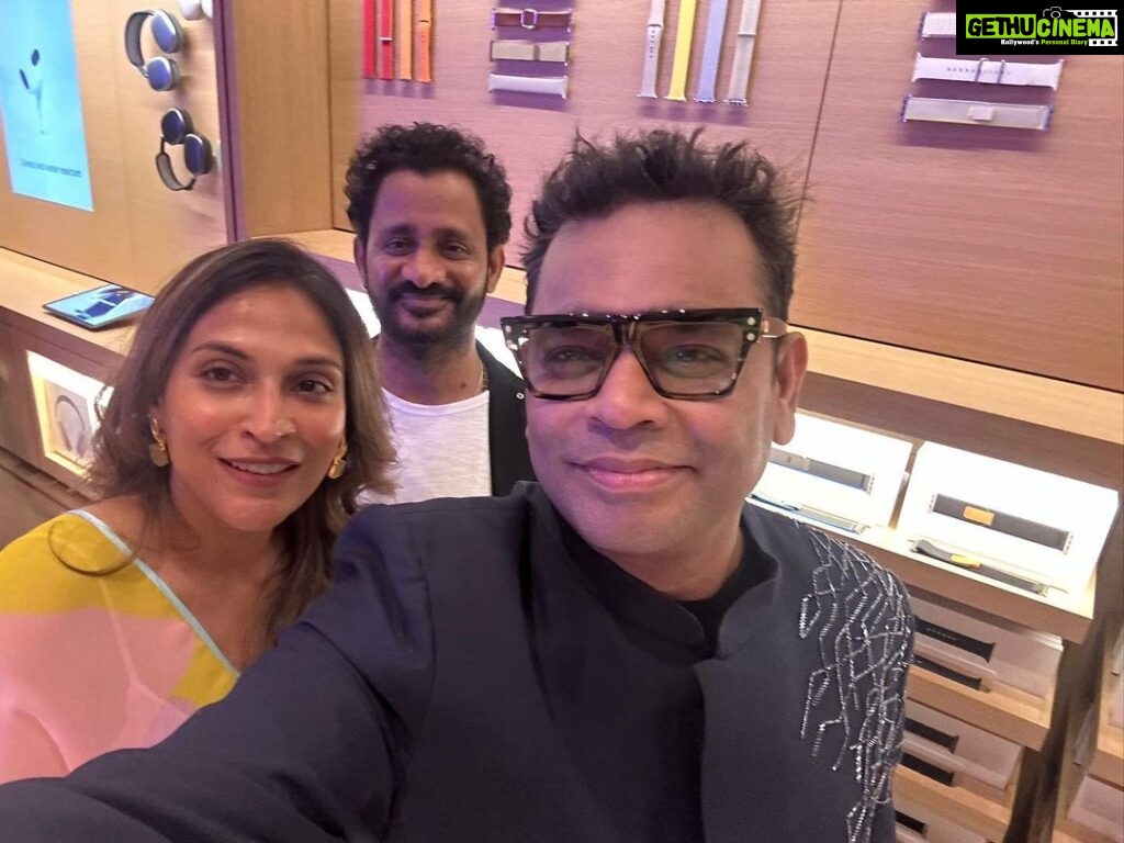 Aishwarya R. Dhanush Instagram - Dress up ..look up ..show up..after a day of work ..worth it ! Thank you @apple #timcook sir and #shvetha for making me dress up and come for this awesome opening ! Of course always a pleasure being around you @arrahman sir ! (Will never miss a photo op with you ) #eveningtoremember