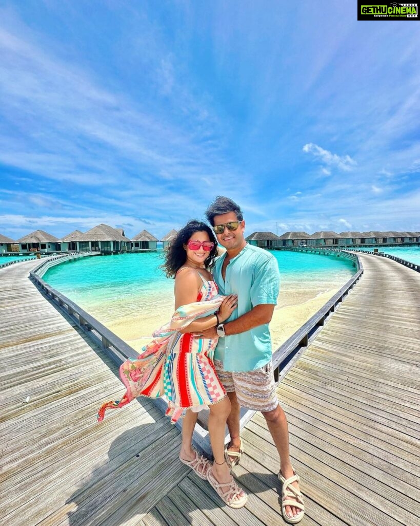 Aishwarya Sharma Bhatt Instagram - My Dil goes hmmmmm ❤ . . . . Outfit by @shopradka Styled by @pooja.kalra37 #aishwaryasharma #neilbhatt #maldives #neilkiaish #ootd #tropical #tropicalwear