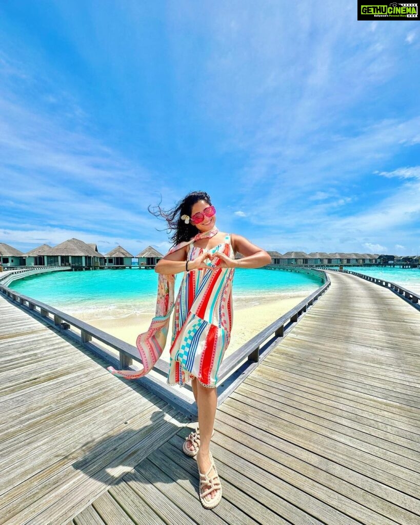 Aishwarya Sharma Bhatt Instagram - My Dil goes hmmmmm ❤ . . . . Outfit by @shopradka Styled by @pooja.kalra37 #aishwaryasharma #neilbhatt #maldives #neilkiaish #ootd #tropical #tropicalwear