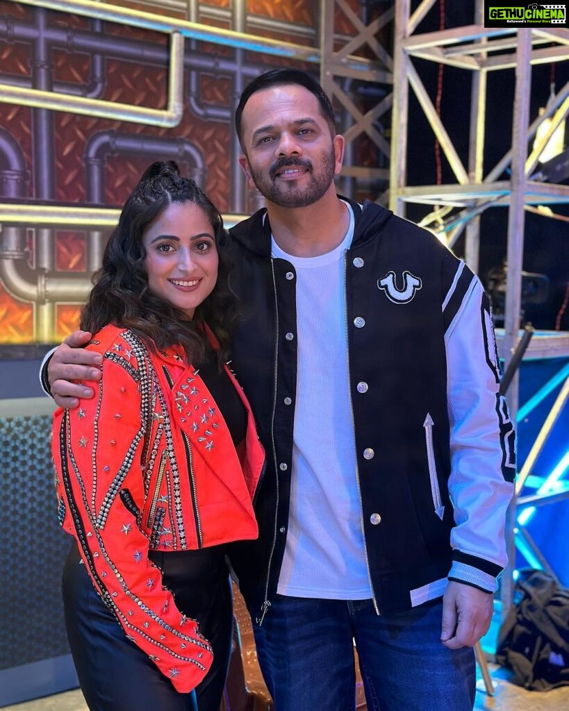 Aishwarya Sharma Bhatt Instagram - Once a Khiladi Always a Khiladi ❤ Thankyou Rohit sir @itsrohitshetty for being our mentor, for motivating all of us on every step of our journey so greatful to you 😇🙏🏻 Thankyou @colorstv & @endemolshineind it was great working with you all 😊 Special thanks to @zubin_khan @krunali._ @pooja_833 for being there for us whenever we all needed you guys 😘🤗 Thanks @samarpitbajaj for annoying me a lot 😂😂😂 And thanks to the whole kkk team and all contestants love you all 😘❤🙏🏻 Jewellery: @azotiique Heels: @londonrag_in Stylist: @stylebysaachivj Team:@sanzimehta777 @ Hair by @farhastylist Makeup by @reshamkundnani #kharonkekhiladi #khatronkekhiladi13 #kkk13 #aishwaryasharma