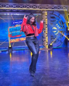 Aishwarya Sharma Bhatt Instagram - Once a Khiladi Always a Khiladi ❤️
Thankyou Rohit sir @itsrohitshetty for being our mentor, for motivating all of us on every step of our journey so greatful to you 😇🙏🏻 
Thankyou @colorstv & @endemolshineind it was great working with you all 😊
Special thanks to @zubin_khan @krunali._ @pooja_833 for being there for us whenever we all needed you guys 😘🤗 
Thanks @samarpitbajaj for annoying me a lot 😂😂😂
And thanks to the whole kkk team and all contestants love you all 😘❤️🙏🏻

Jewellery: @azotiique
Heels: @londonrag_in
Stylist: @stylebysaachivj
Team:@sanzimehta777 @
Hair by @farhastylist 
Makeup by @reshamkundnani 
#kharonkekhiladi #khatronkekhiladi13 #kkk13 #aishwaryasharma