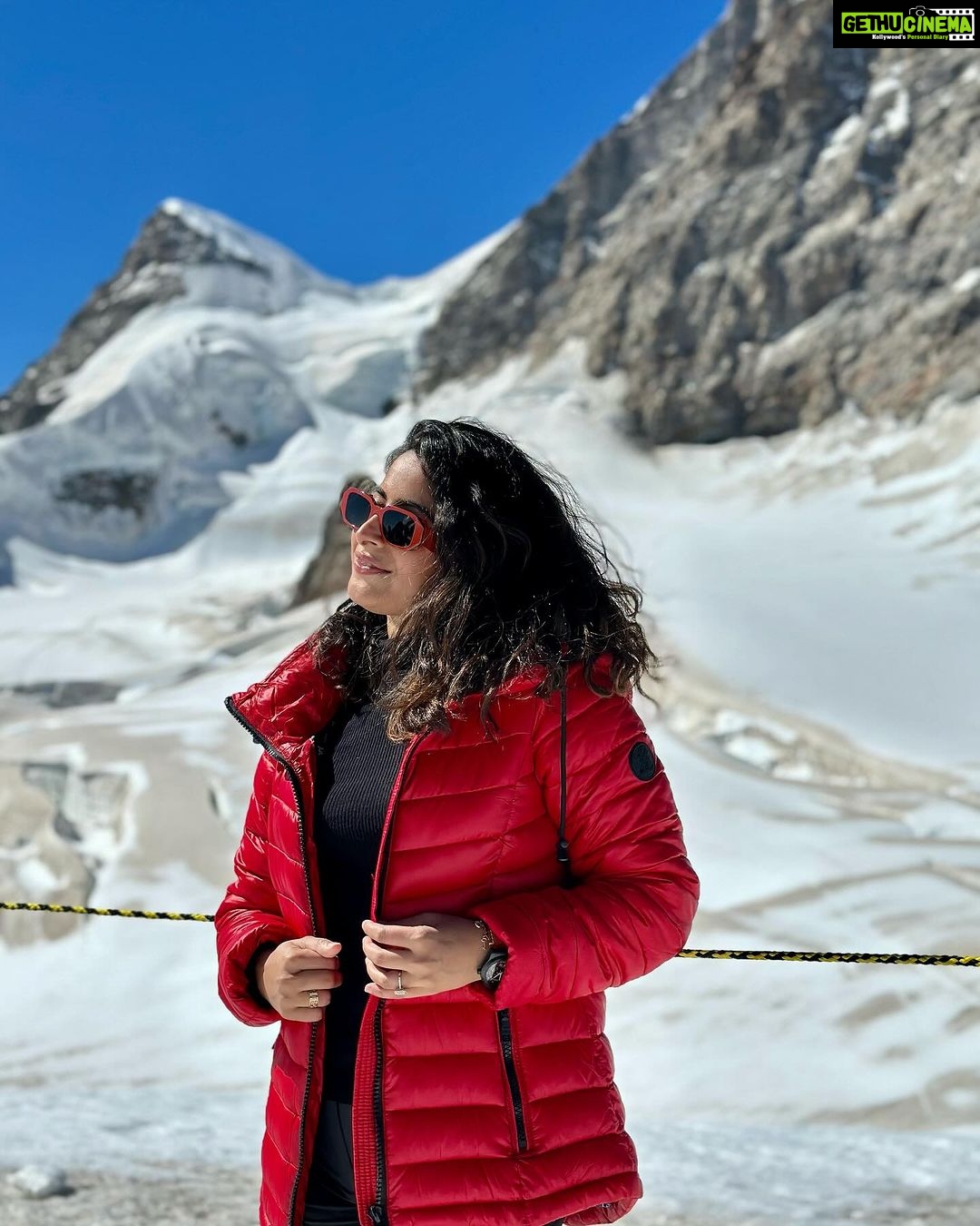 Aishwarya Sharma Bhatt Instagram - Love in the Air ❤️ #interlaken @myswitzerlandin @interlaken @jungfraujochtopofeurope #aishwaryasharma #neilbhatt #switzerland #ineedswitzerland #interlaken #jungfrauregion #neilkiaish #honeymoon