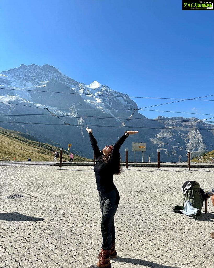 Aishwarya Sharma Bhatt Instagram - Love in the Air ❤️ #interlaken @myswitzerlandin @interlaken @jungfraujochtopofeurope #aishwaryasharma #neilbhatt #switzerland #ineedswitzerland #interlaken #jungfrauregion #neilkiaish #honeymoon