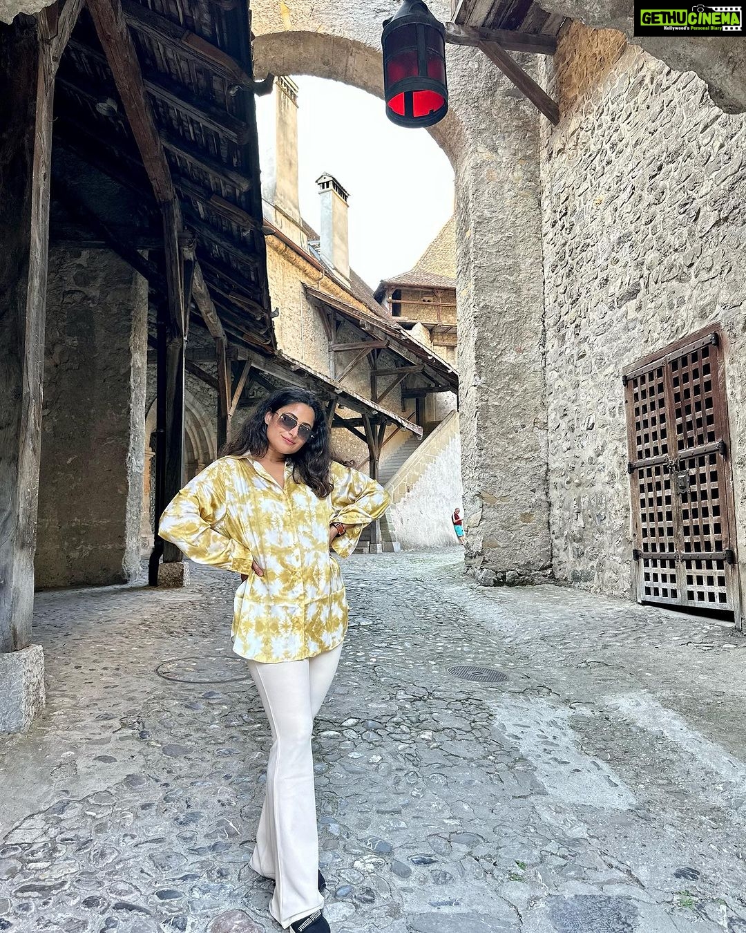 Aishwarya Sharma Bhatt Instagram - Drama is always there 🎭🤪 this time I Chose #montreux for that 🎬😁 @montreuxriviera @chaplins.world @myswitzerlandin #montreuxriviera #chaplinsworld #ineedswitzerland #aishwaryasharma #dramaqueen #switzerland #charlichaplin #freddymercury #queens #wewillrockyou Montreux, Switzerland