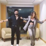 Akasa Instagram - we used all that post gig adrenaline and jumped on the Jawan trend! 🕺🏻 obsessedddd with this song @anirudhofficial @shilparao!! @arijitsingh #chaleya #jawan • Dancing with my remix buddy (Himmat I have, to do this in 10 mins and dance next to this dancer dude! 🫠) • • • • • • • • • #akasa #akasasingh #akasasing #akasakebesties #akasians #trending #love #fyp #explore #ootd #trendingreels #naagin #shringaar #biggboss #punjaban #trendingsongs #src #sreeramachandra