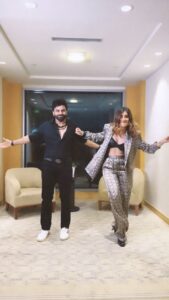 Akasa Instagram - we used all that post gig adrenaline and jumped on the Jawan trend! 🕺🏻 obsessedddd with this song @anirudhofficial @shilparao!! @arijitsingh #chaleya #jawan • Dancing with my remix buddy (Himmat I have, to do this in 10 mins and dance next to this dancer dude! 🫠) • • • • • • • • • #akasa #akasasingh #akasasing #akasakebesties #akasians #trending #love #fyp #explore #ootd #trendingreels #naagin #shringaar #biggboss #punjaban #trendingsongs #src #sreeramachandra