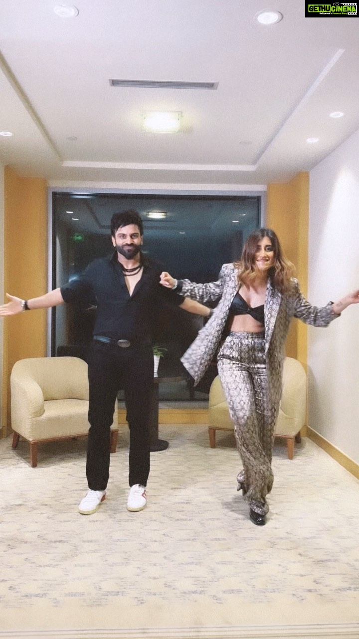 Akasa Instagram - we used all that post gig adrenaline and jumped on the Jawan trend! 🕺🏻 obsessedddd with this song @anirudhofficial @shilparao!! @arijitsingh #chaleya #jawan • Dancing with my remix buddy (Himmat I have, to do this in 10 mins and dance next to this dancer dude! 🫠) • • • • • • • • • #akasa #akasasingh #akasasing #akasakebesties #akasians #trending #love #fyp #explore #ootd #trendingreels #naagin #shringaar #biggboss #punjaban #trendingsongs #src #sreeramachandra