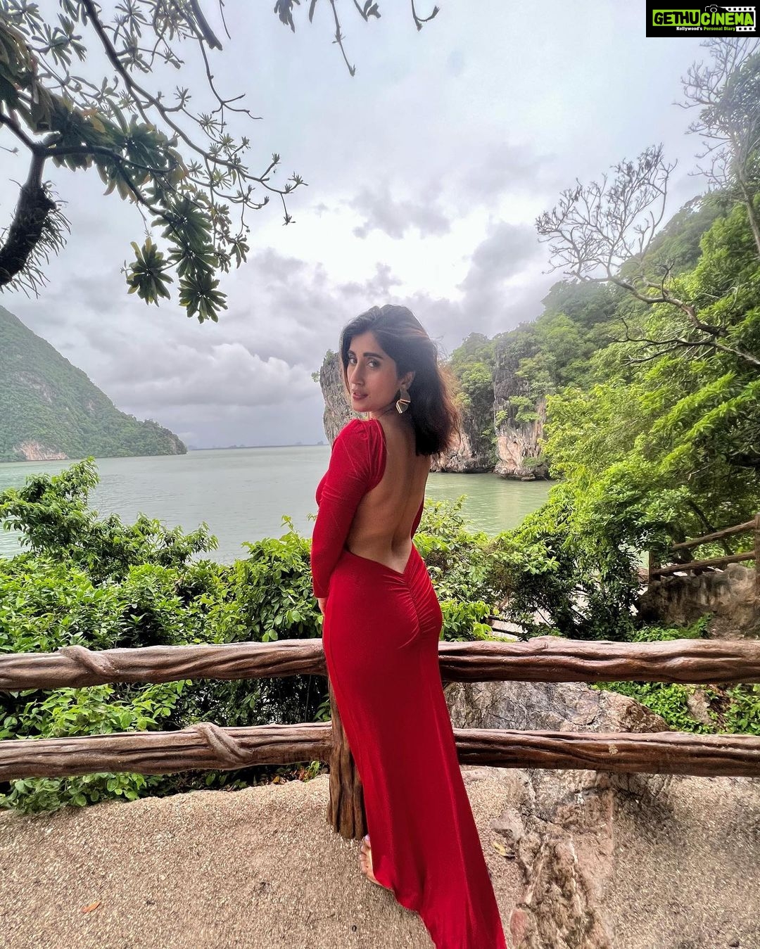Akasa Instagram - swipe for palat 🫴🏼 • • • • • #akasa #akasasingh #akasasing #akasakebesties #akasians #trending #love #fyp #explore #fashion #ootd #femininegoddess #trendingreels #naagin #shringaar #biggboss #thick #punjaban #trendingsongs #travel