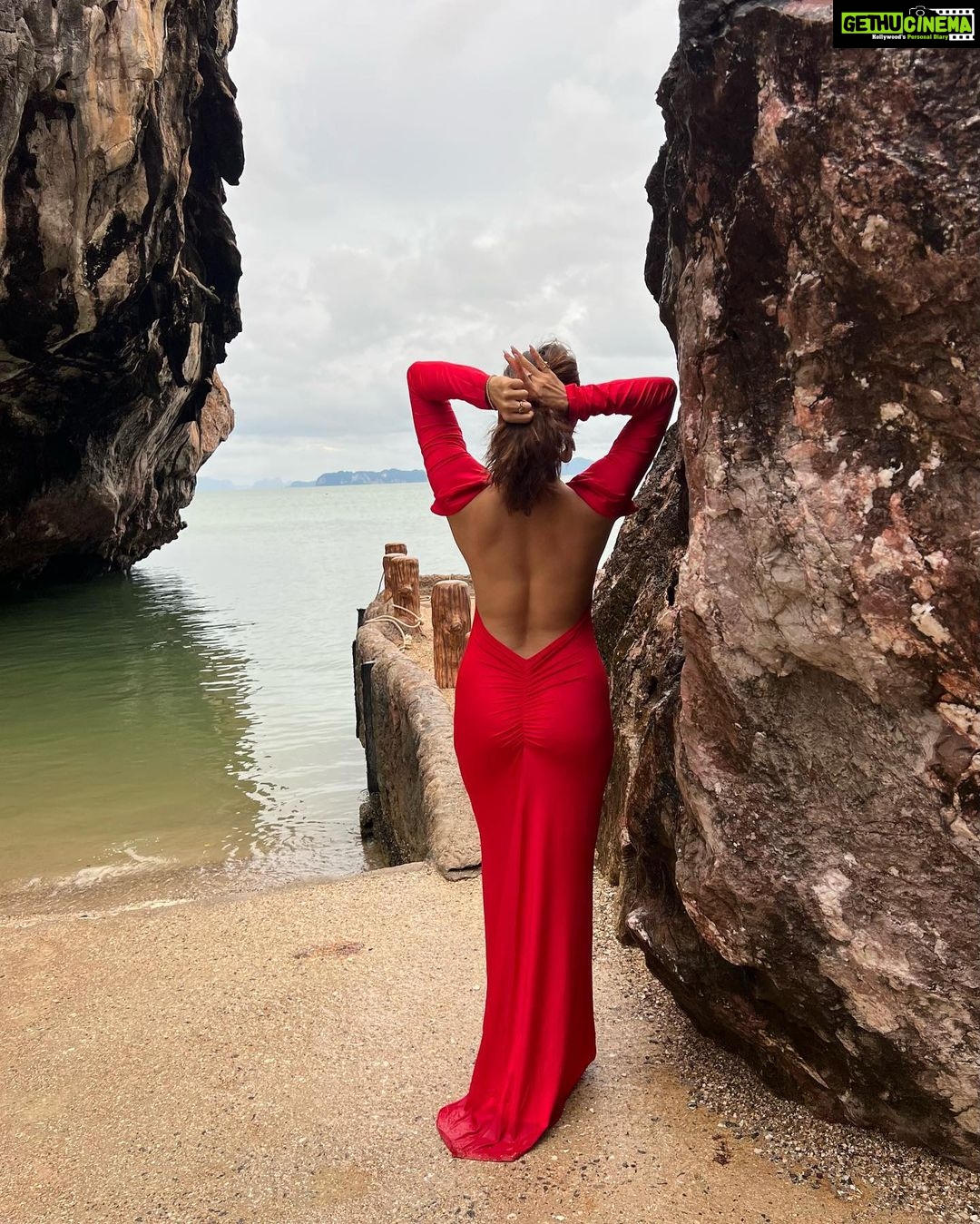 Akasa Instagram - swipe for palat 🫴🏼 • • • • • #akasa #akasasingh #akasasing #akasakebesties #akasians #trending #love #fyp #explore #fashion #ootd #femininegoddess #trendingreels #naagin #shringaar #biggboss #thick #punjaban #trendingsongs #travel