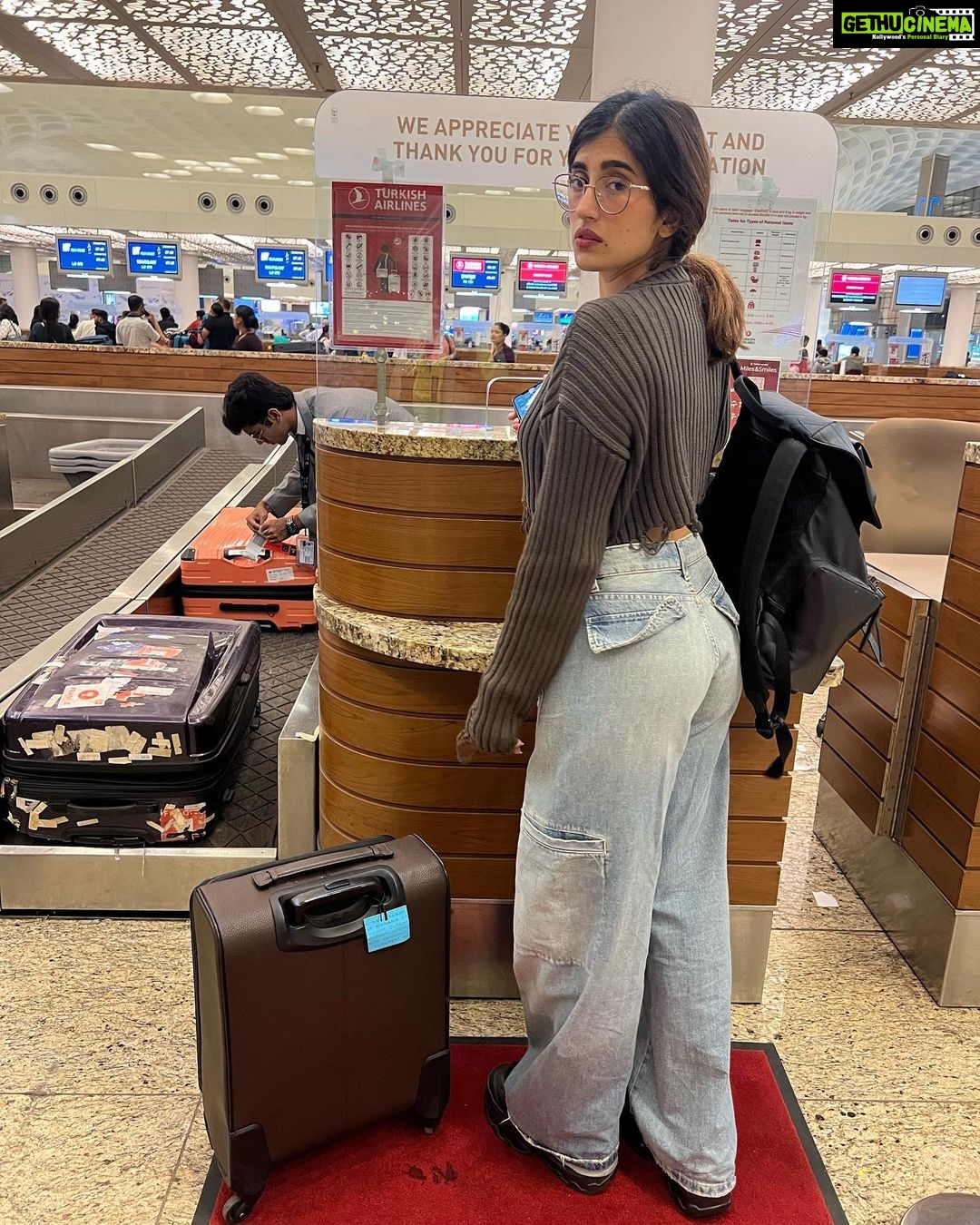 Akasa Instagram - Istanbul gig dump #2 π€πΌ ft @aasa.sing β’ β’ β’ β’ β’ β’ #akasa #akasasingh #akasasing #akasakebesties #akasians #trending #love #fyp #explore #fashion #ootd #femininegoddess #trendingreels #naagin #shringaar #biggboss #thick #punjaban #trendingsongs #travel #istanbul #turkey Renaissance Polat Istanbul Hotel