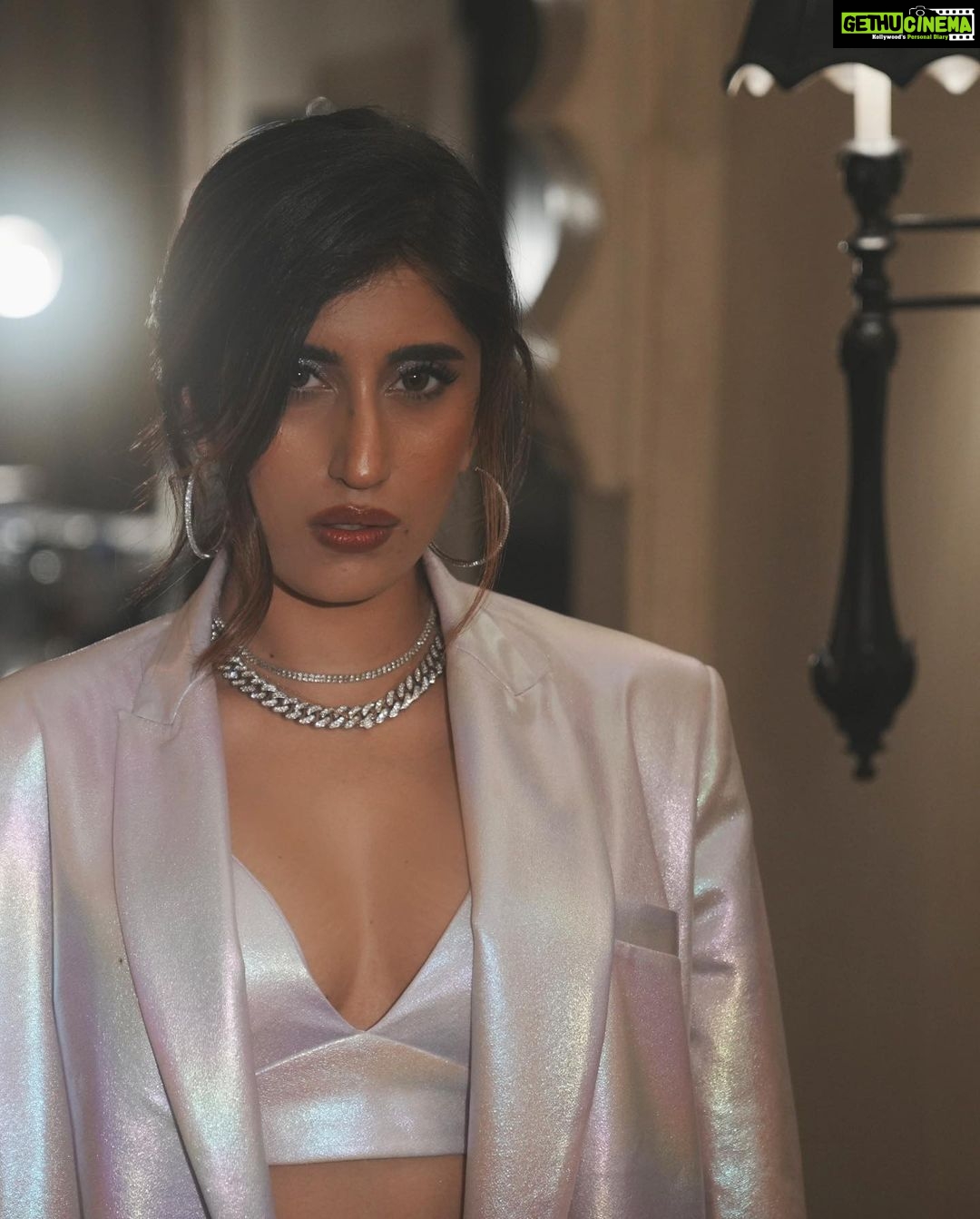 Akasa Instagram - pal do pal, kya mile, mil gayi.. pareshaani 🌪️ • • • • 📸: @mnvlade @themediatronic • • • • • #akasa #akasasingh #akasasing #akasakebesties #akasians #trending #love #fyp #explore #fashion #ootd #femininegoddess #trendingreels #naagin #shringaar #biggboss #thick #punjaban #trendingsongs Fairmont, Jaipur