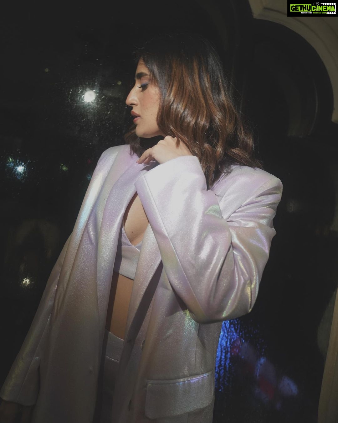 Akasa Instagram - pal do pal, kya mile, mil gayi.. pareshaani 🌪️ • • • • 📸: @mnvlade @themediatronic • • • • • #akasa #akasasingh #akasasing #akasakebesties #akasians #trending #love #fyp #explore #fashion #ootd #femininegoddess #trendingreels #naagin #shringaar #biggboss #thick #punjaban #trendingsongs Fairmont, Jaipur