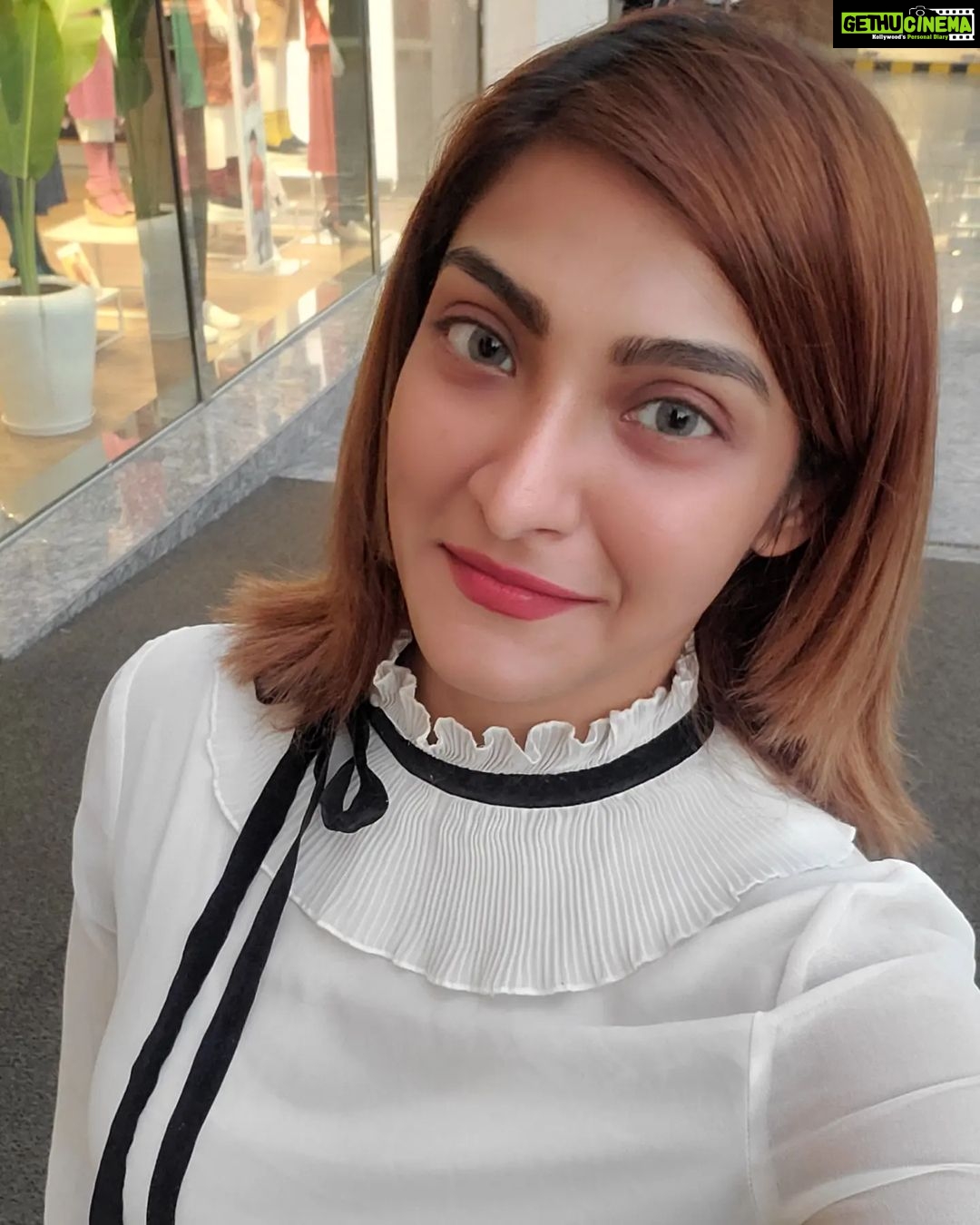 Akshara Reddy Instagram - I don't know wat it is but I don't find myself vibing with a lot of people these days.. I realised that I have slowly nd subconsciously filtered people outta my life who bring nothing to it.. I no longer hav energy for meaningless friendships , forced interactions or unnecessary conversations.. 🙃 peace out hooooomans.. ✌ DLF CyberHub