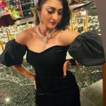Akshara Reddy Instagram – SUCCESSFUL MODEL OF THE YEAR 2022 award goes to Guggu papaa … yeh.. yeh.. yeh.. 
Thank you IIVA 2022 for recognising my hardwork in this industry… thank u @mrsmandybose @mdaeventsproductions
P.S. Lots of love to all my lovely fans!! U guys mean a lot to me💖

Wardrobe:@naushinkiran
Styling:@shreshta_iyer
Jewellery: @fineshinejewels Hilton Chennai