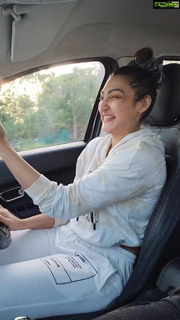 Akshara Reddy Instagram - Spend your life with people who make you smile, laugh, and feel loved.. ❗️REMEMBER TO ALWAYS WEAR YOUR SEAT-BELTS❗️Hy Guys.. Always wear your seat belts ! I always do , if you would have seen me in all other car videos .. This car had seat belt malfunction. So couldn’t buckle up. 😒 Cheers! 😊 lov u all..